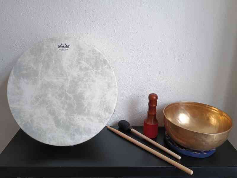 www elinde be elinde klanktherapie soundhealing schrijfster kunstenares fotografe freelancer instrumenten klankschaal met klopper drum lowres standard